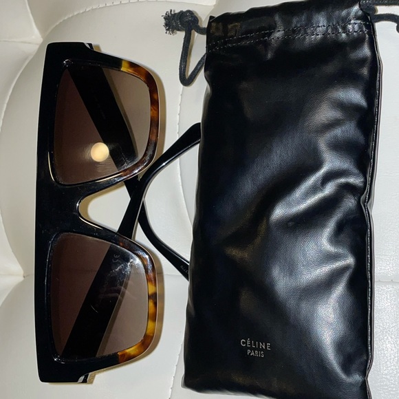 100% UV protection
Gradient lenses
Cloth and case included
Acetate
Made in Italy - Picture 5 of 5